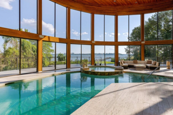 Villa dengan desain kolam renang indoor yang eksklusif